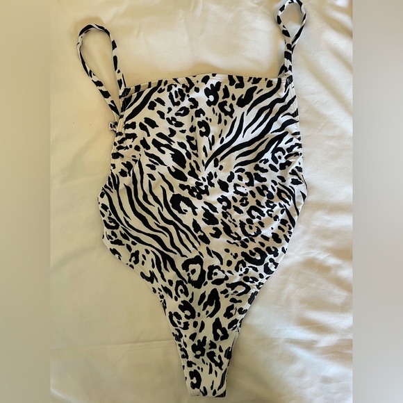 F21 B&W print One Piece Swimsuit - Picture 2 of 2